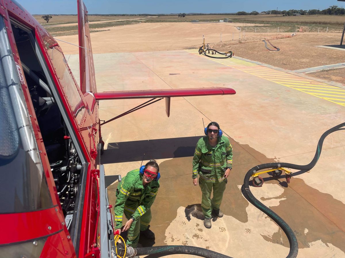 2 people refuelling a plane